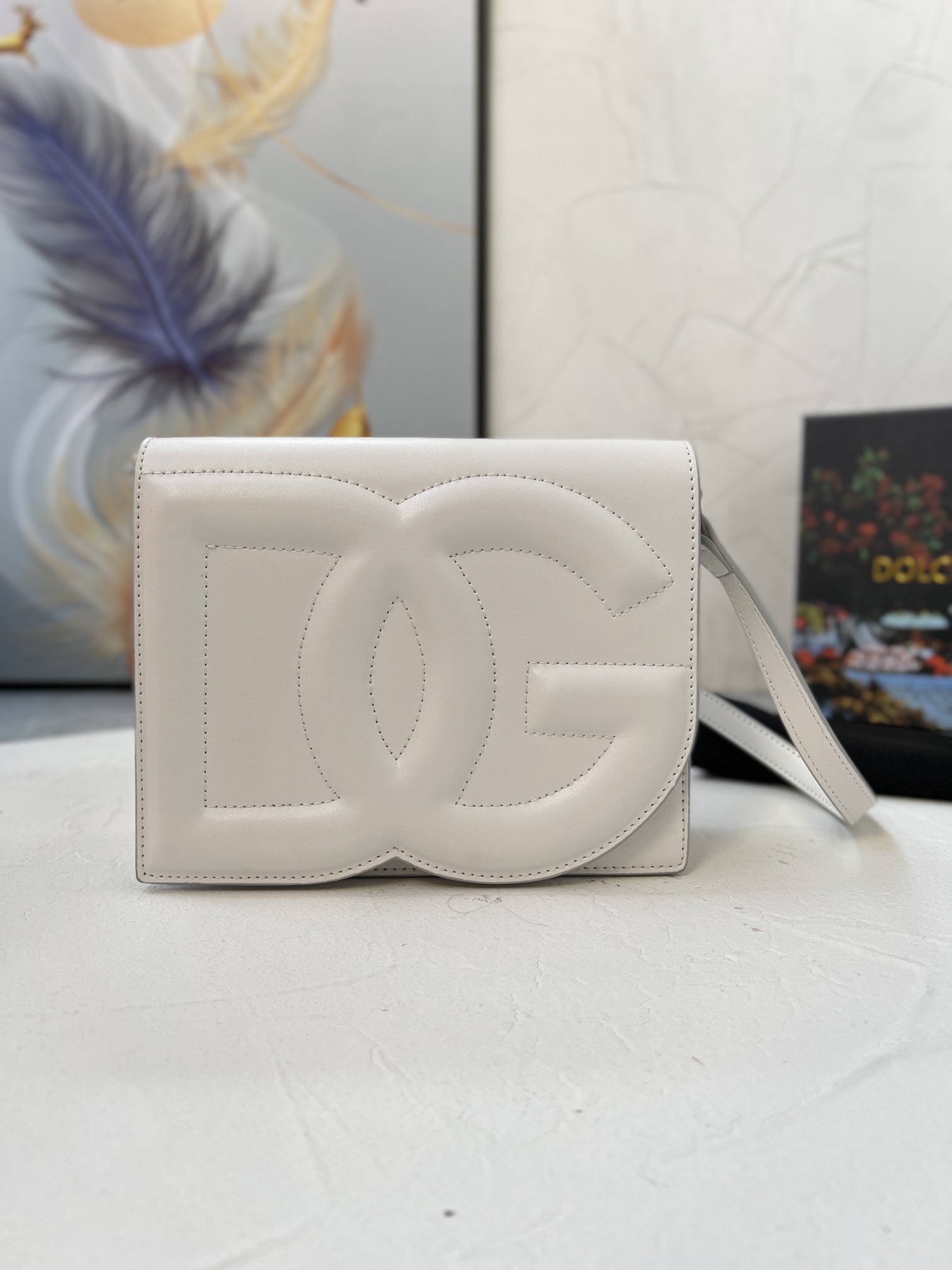Bagsaaa Dolce & Gabbana Calfskin DG Logo Bag crossbody bag white - 20cm
