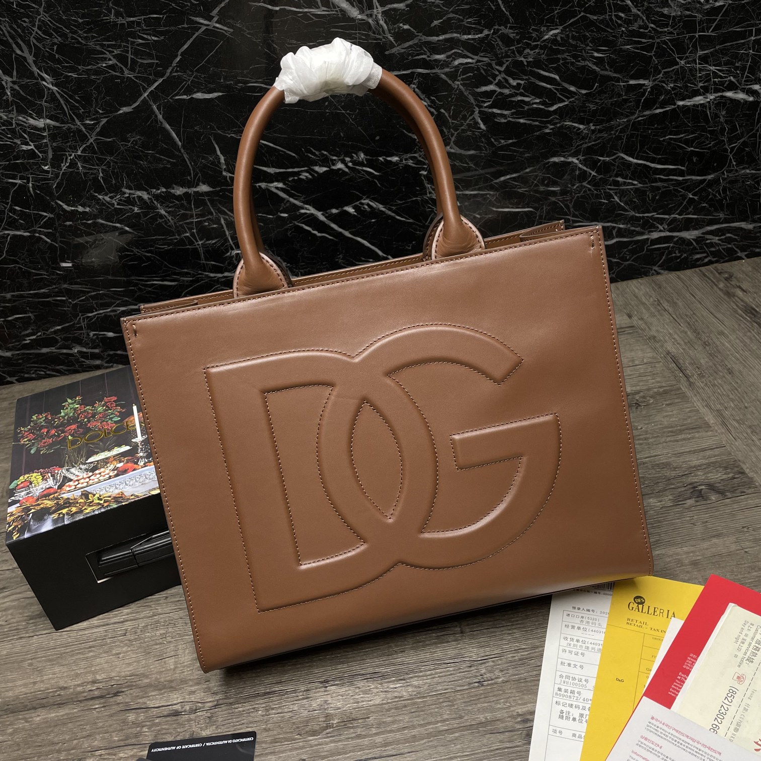Bagsaaa Dolce & Gabbana Small calfskin DG Daily shopper brown - 37cm
