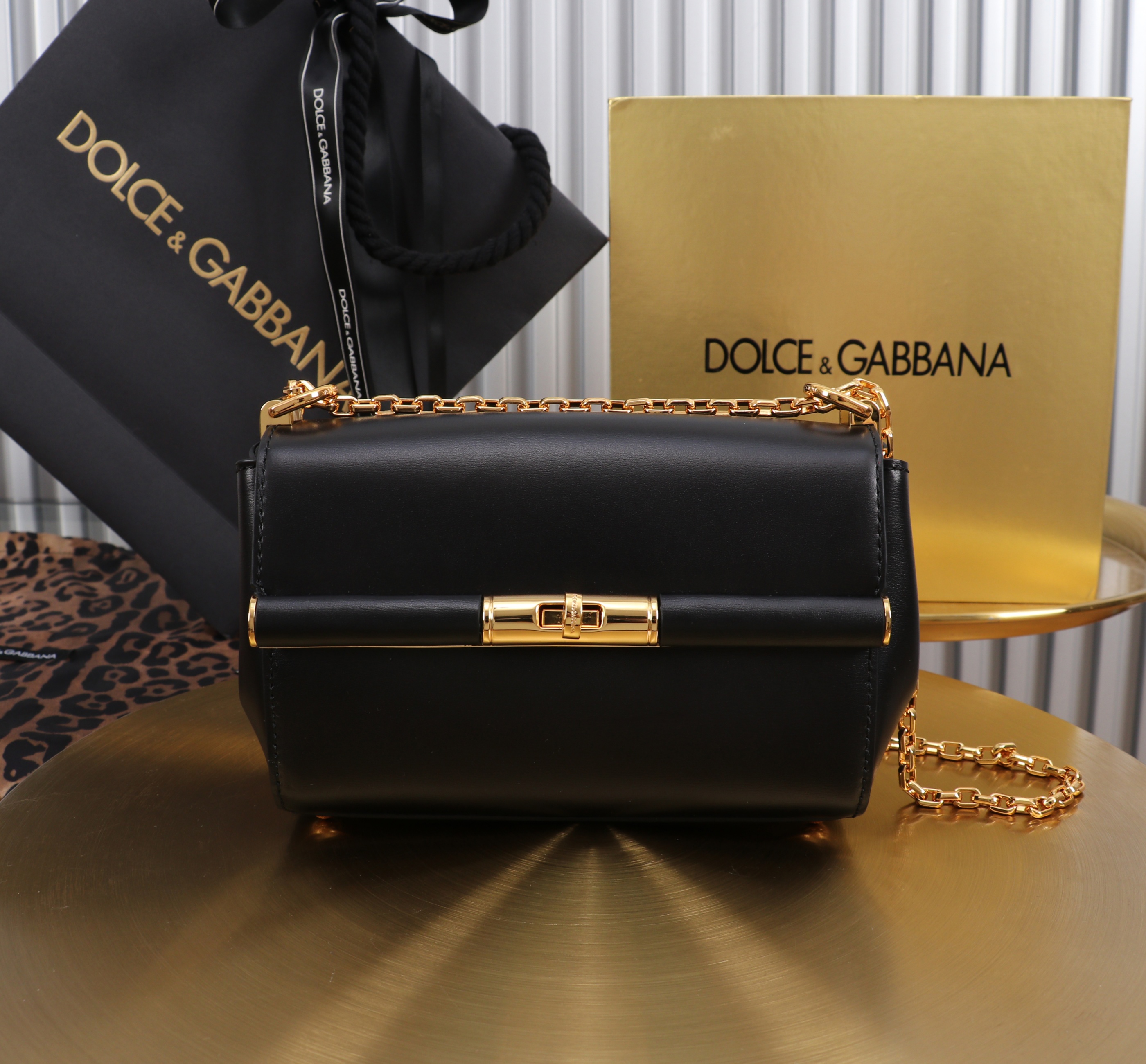 Bagsaaa Dolce & Gabbana Marlene crossbody bag in black - 18cm