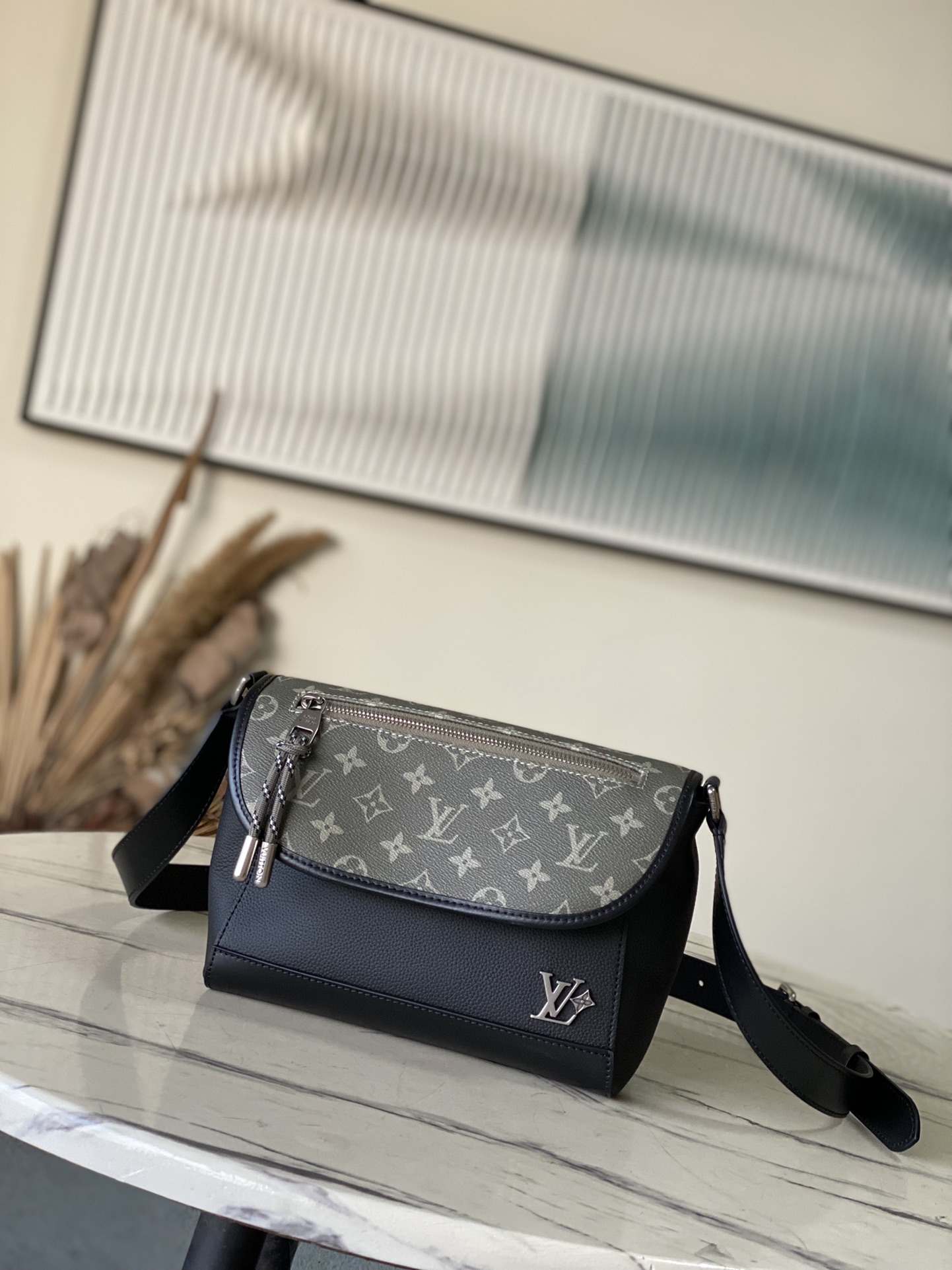 Bagsaaa LV M12625 Pulse Messenger Khaki/Black - 27cm