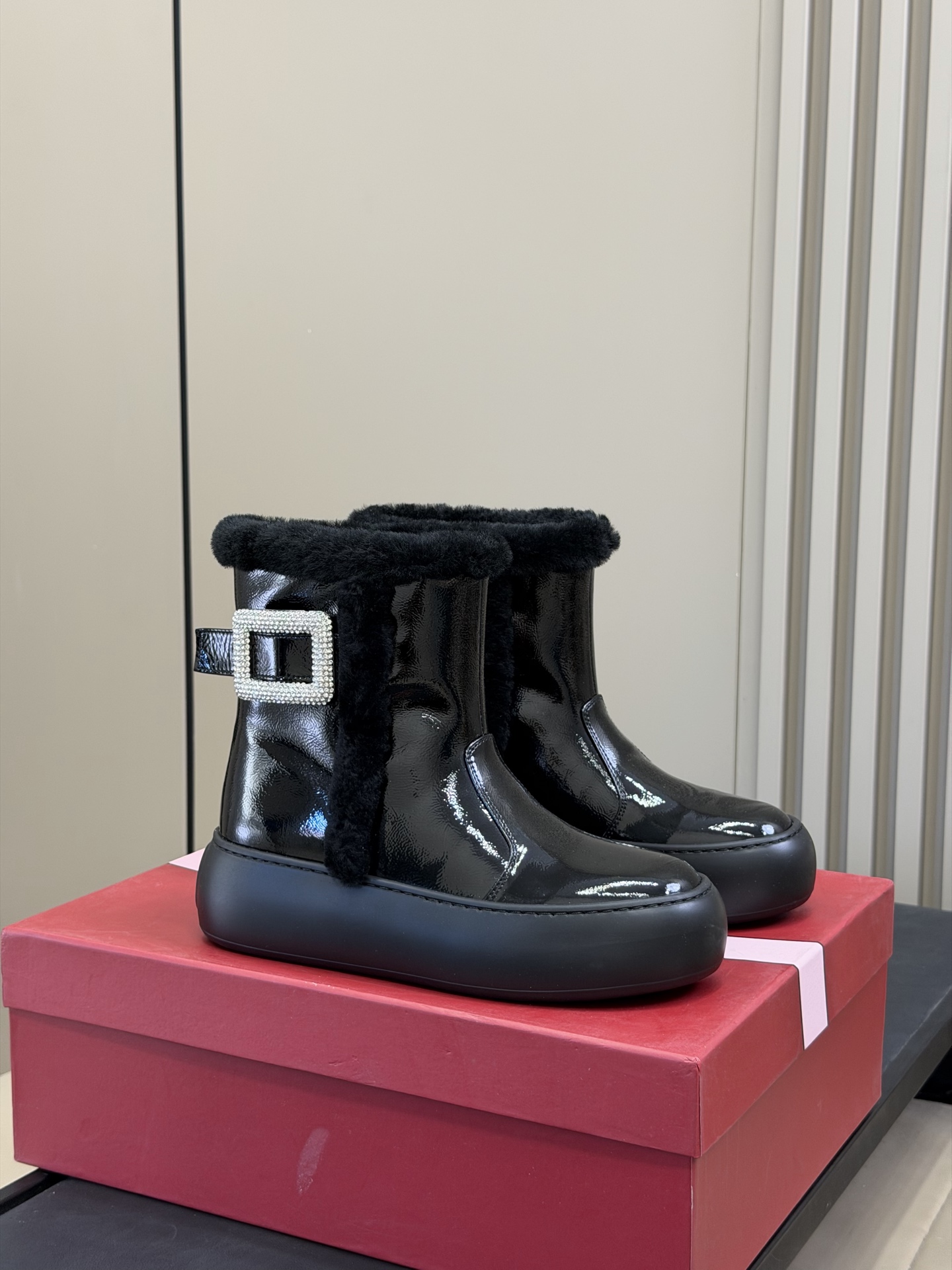 Bagsaaa Roger Vivier Snow ankle boots with a crystal buckle & black shearling