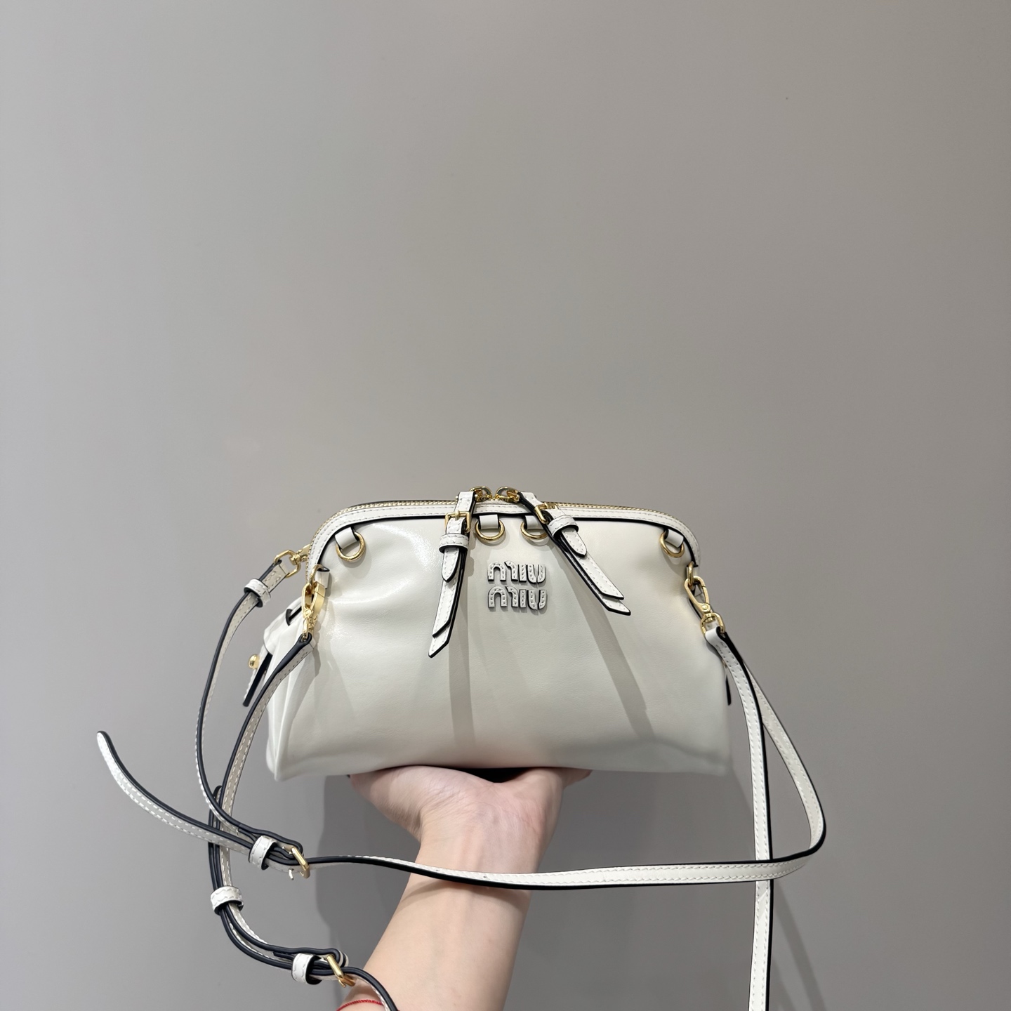 Bagsaaa Miu Miu Aventure nappa leather bag in white - 24cm