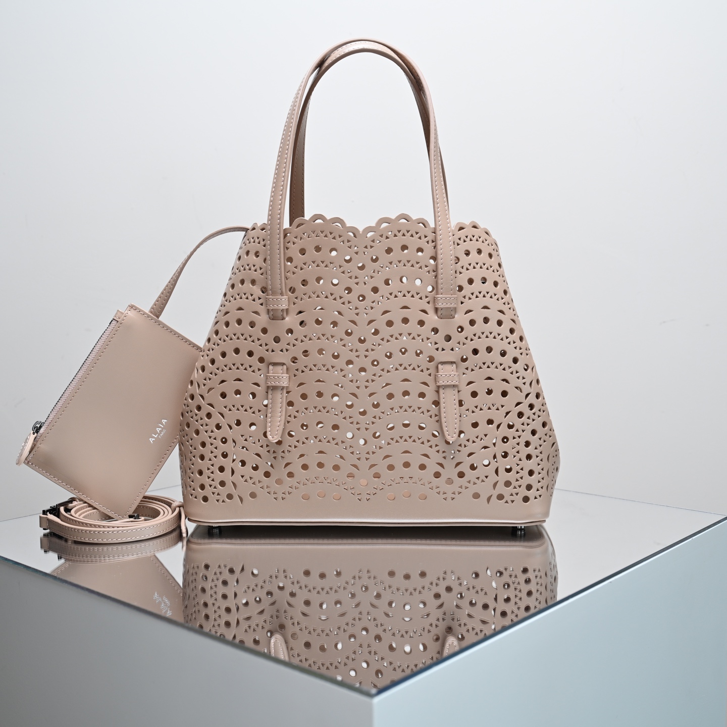 Bagsaaa Alaïa Mina 25 tote bag in calfskin light beige - 25cm
