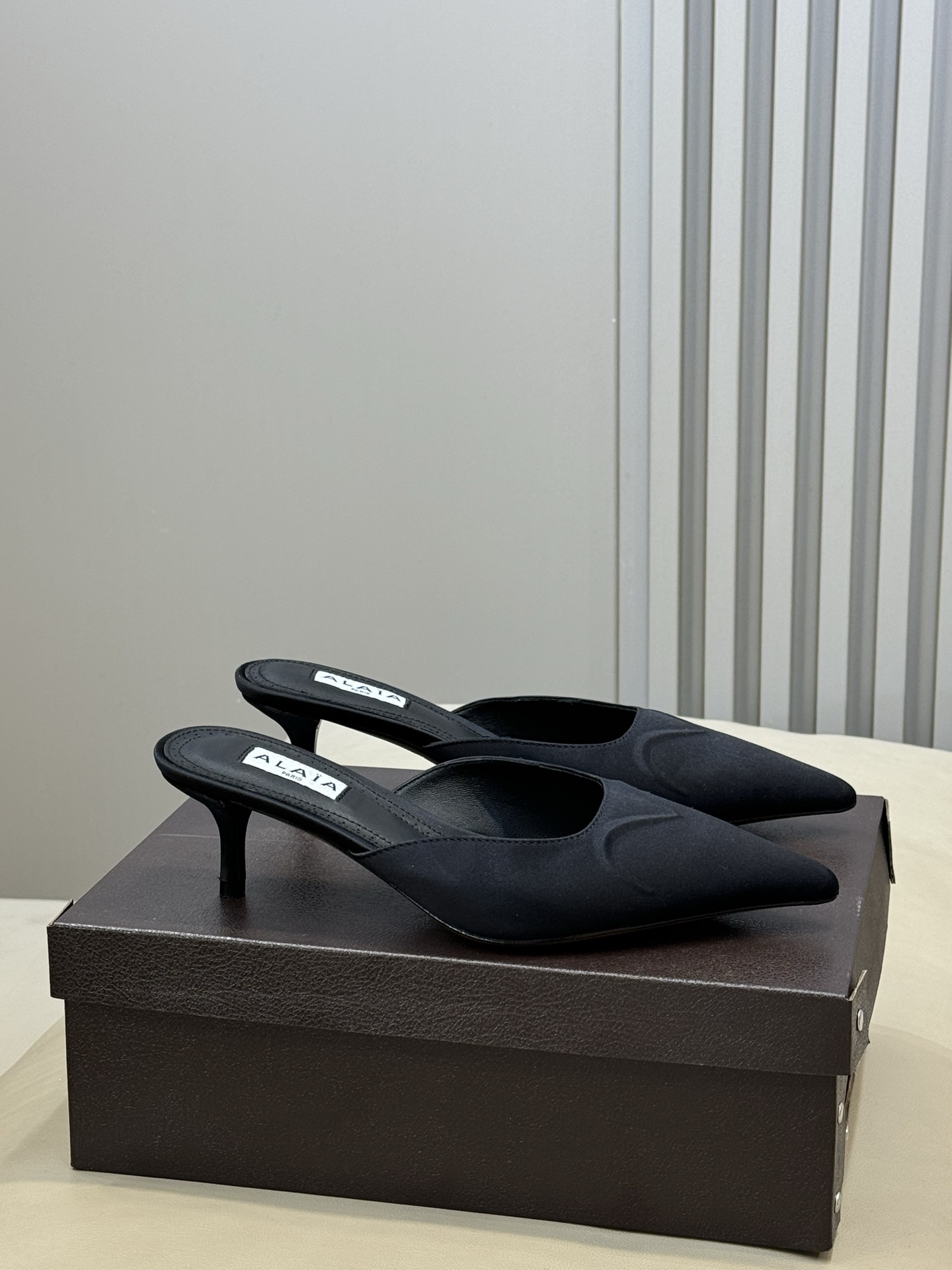 Bagsaaa Alaïa pointed-toe mules in black